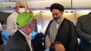گفت وگوهای دوستانه و گرم سرپرست حجاج ایرانی با همسفران در هواپیما 3
