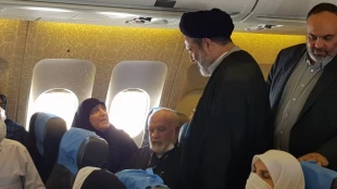 گفت وگوهای دوستانه و گرم سرپرست حجاج ایرانی با همسفران در هواپیما 4
