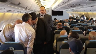 گفت وگوهای دوستانه و گرم سرپرست حجاج ایرانی با همسفران در هواپیما 5