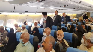 گفت وگوهای دوستانه و گرم سرپرست حجاج ایرانی با همسفران در هواپیما 6
