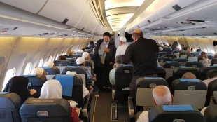 گفت وگوهای دوستانه و گرم سرپرست حجاج ایرانی با همسفران در هواپیما 8