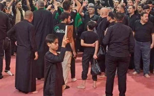 حضور دسته های عزاداری در حرم حضرت عباس(ع) با قرآن کریم