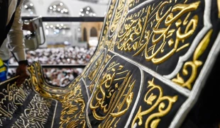 ورودی کعبه باز و خانه خدا غبارروبی شد 3