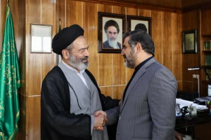 حوار وزير الثقافة و الإرشاد الإسلامي مع رئيس الحجاج الإيرانيين بشان رحلات الحج و العمرة