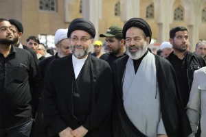 حضورمسئولان حج و زیارت درمحل موسسه فرهنگی شهید حکیم در نجف/ بررسی ارائه خدمات به زائران ایرانی