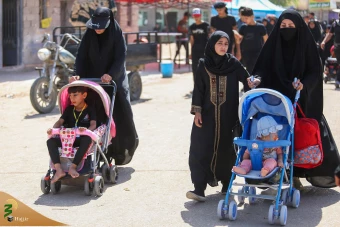پیاده‌روی زائران اربعین حسینی از نجف به کربلا 40