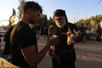 پیاده‌روی زائران اربعین حسینی از نجف به کربلا 30