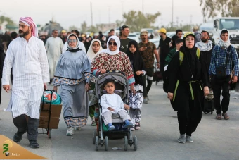پیاده‌روی زائران اربعین حسینی از نجف به کربلا 12