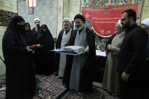 با حضور نماینده ولی فقیه در امور حج و زیارت انجام شد؛

تقدیر از خانواده‌های شهدای مدافع حرم در کربلا