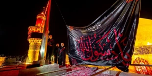 پرچم عزای پیامبر اعظم(ص) بر فراز ایوان نجف برافراشته شد 2
