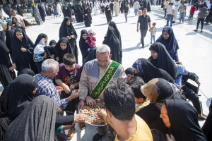 توزیع خرمای نخیلات بین الحرمین در بین زائران +تصاویر
