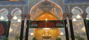 نصب کتیبه های شهادت امام حسن عسکری (ع) در حرم حسینی+تصاویر