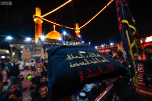 بر افراشته شدن پرچم عزا بر گنبد حرم امام عسکری (ع)
