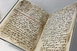 ترمیم نسخه قدیمی قرآن به خط حجازی در مصر