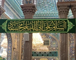 نصب کتیبه های سبز رنگ به مناسبت فرا رسیدن میلاد پیامبر اکرم (ص) و امام جعفر صادق(ع) در حرم امام حسین (ع) 13
