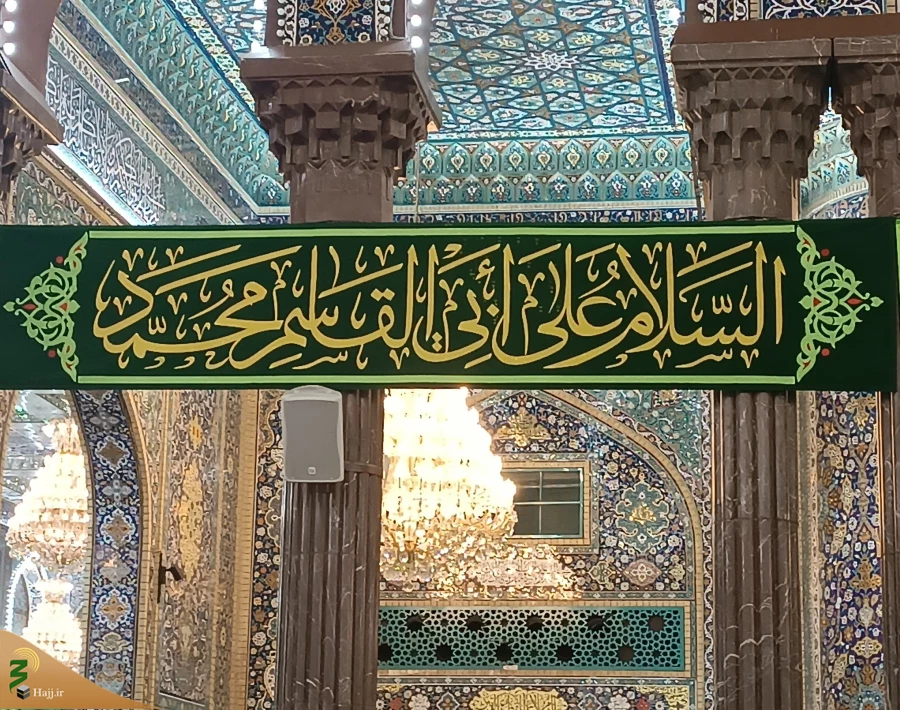 نصب کتیبه های سبز رنگ به مناسبت فرا رسیدن میلاد پیامبر اکرم (ص) و امام جعفر صادق(ع) در حرم امام حسین (ع) 13