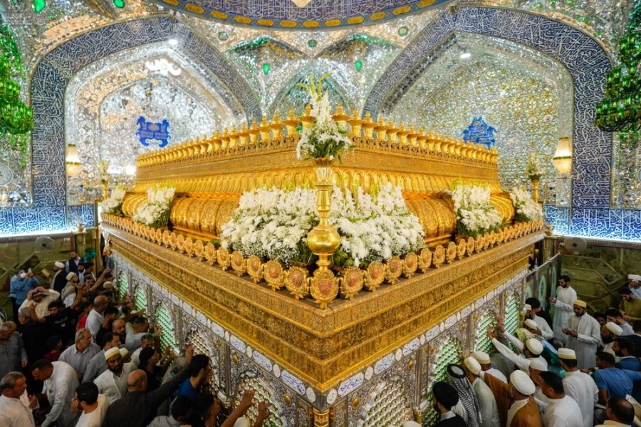 گل آرایی ضریح حضرت امیر مؤمنان علی (ع) به مناسبت میلاد پیامبر اکرم (ص)+تصاویر 2
