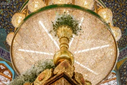 گل آرایی ضریح حضرت امیر مؤمنان علی (ع) به مناسبت میلاد پیامبر اکرم (ص)+تصاویر 2