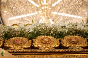گل آرایی ضریح حضرت امیر مؤمنان علی (ع) به مناسبت میلاد پیامبر اکرم (ص)+تصاویر 2