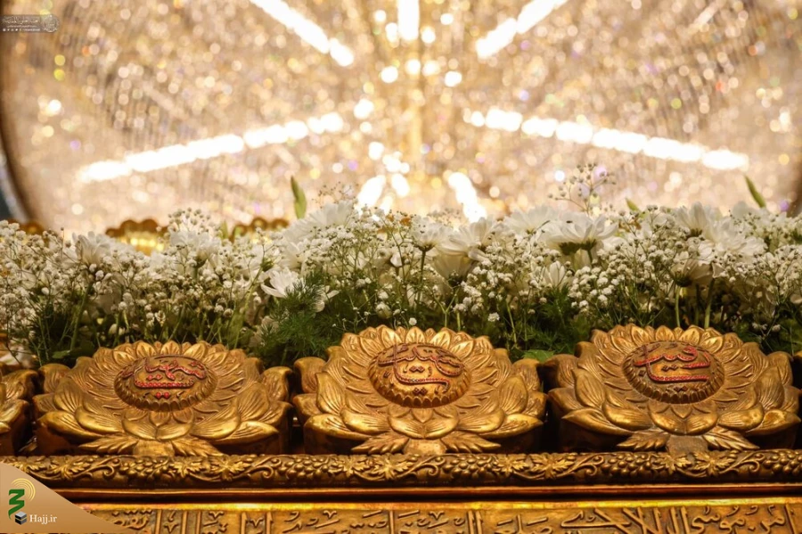 گل آرایی ضریح حضرت امیر مؤمنان علی (ع) به مناسبت میلاد پیامبر اکرم (ص)+تصاویر 2