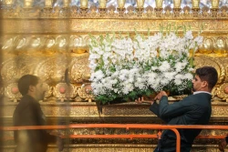 گل آرایی ضریح حضرت امیر مؤمنان علی (ع) به مناسبت میلاد پیامبر اکرم (ص)+تصاویر 2