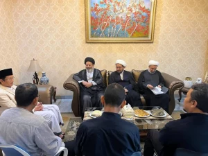 Imam of the Indonesian Isteghlal Mosque meets with the Supreme Leader's representative in Hajj and Pilgrimage affairs