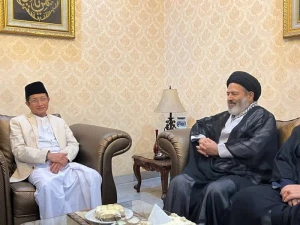 لقاء إمام مسجد الاستقلال الإندونيسي مع ممثل الولي الفقيه في شوون الحج و الزيارة