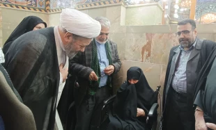 دیدار مسئول دفتر نمایندگی بعثه مقام معظم رهبری در عراق با مادر 4 شهید کرمانی در کربلای معلی 2