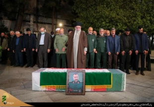 اقامه نماز رهبر انقلاب بر پیکر شهید سید رضی 2