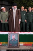 اقامه نماز رهبر انقلاب بر پیکر شهید سید رضی 3