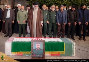 اقامه نماز رهبر انقلاب بر پیکر شهید سید رضی 4