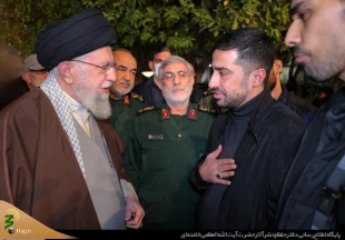 اقامه نماز رهبر انقلاب بر پیکر شهید سید رضی 5