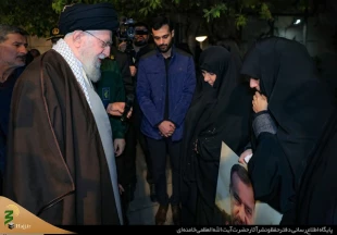 اقامه نماز رهبر انقلاب بر پیکر شهید سید رضی 6