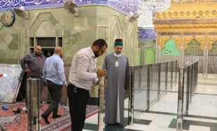 از سوی خادمان آستان عباسی انجام شد؛
نصب نرده جهت تسهیل زیارت ضریح حضرت عباس (ع) 3