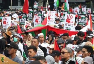 تظاهرات مردم اندونزی مقابل سفارت آمریکا در حمایت از ملت فلسطین