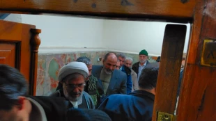 حضور زائرین حرم مطهر حسینی بر مزار آیت الله صافی گلپایگانی 8