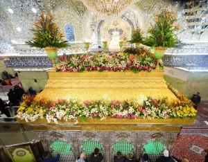 گل آرایی و آذین بندی حرم سیدالشهداء (ع) در آستانه میلاد امیر مؤمنان (ع)