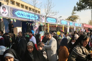استقبال مردم از غرفه فرهنگی مجموعه حج و زیارت در راهپیمایی یوم الله 22 بهمن+عکس