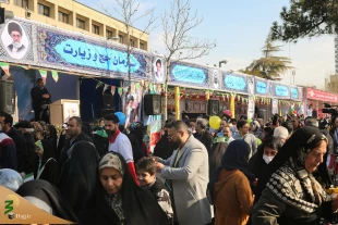 استقبال مردم از غرفه فرهنگی مجموعه حج و زیارت در راهپیمایی یوم الله 22 بهمن 2