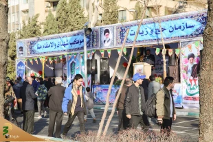استقبال مردم از غرفه فرهنگی مجموعه حج و زیارت در راهپیمایی یوم الله 22 بهمن 4