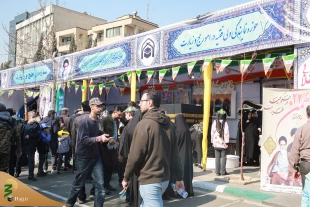 استقبال مردم از غرفه فرهنگی مجموعه حج و زیارت در راهپیمایی یوم الله 22 بهمن 6