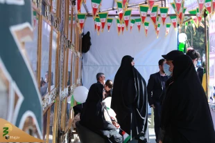استقبال مردم از غرفه فرهنگی مجموعه حج و زیارت در راهپیمایی یوم الله 22 بهمن 7