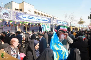 استقبال مردم از غرفه فرهنگی مجموعه حج و زیارت در راهپیمایی یوم الله 22 بهمن 9