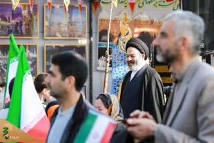 استقبال مردم از غرفه فرهنگی مجموعه حج و زیارت در راهپیمایی یوم الله 22 بهمن 10