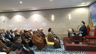 امروز در کربلا انجام شد؛

نشست روحانیون و مداحان کاروان های زیارتی با نماینده ولی فقیه درحج و زیارت 4