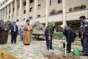 متزامنا مع يوم التشجير
غرس شجرتين من قبل رئيس الحجاج الايرانيين و رئيس منظمة الحج و الزيارة و التبرع بـ 1000 شتلة لموظفي منظمة الحج و الزيارة لنشر ثقافة غرس الأشجار 2