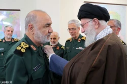 اعطای نشان فتح به فرماندهان کل ارتش و سپاه 3