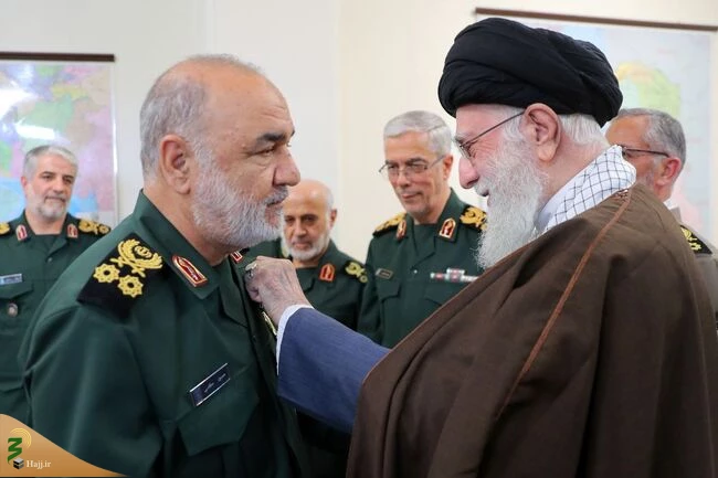 اعطای نشان فتح به فرماندهان کل ارتش و سپاه 3