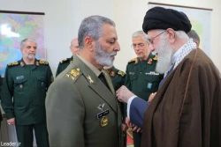 اعطای نشان فتح به فرماندهان کل ارتش و سپاه 4