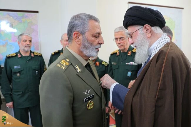اعطای نشان فتح به فرماندهان کل ارتش و سپاه 4